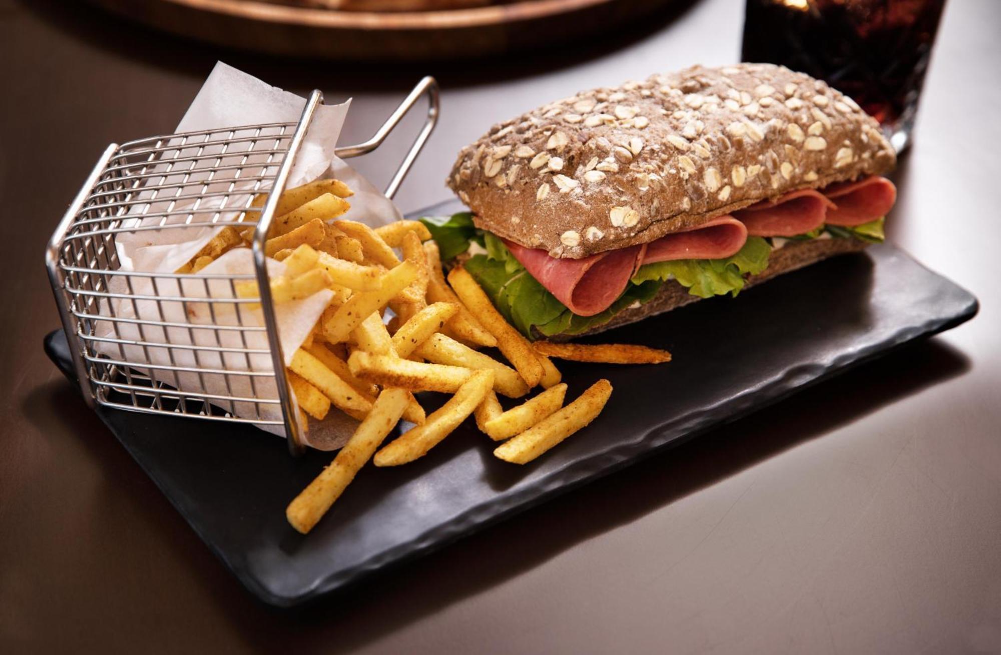本特利摩顿酒店 - 特级 伊斯坦布尔 外观 照片 A ham and cheese sandwich with chips