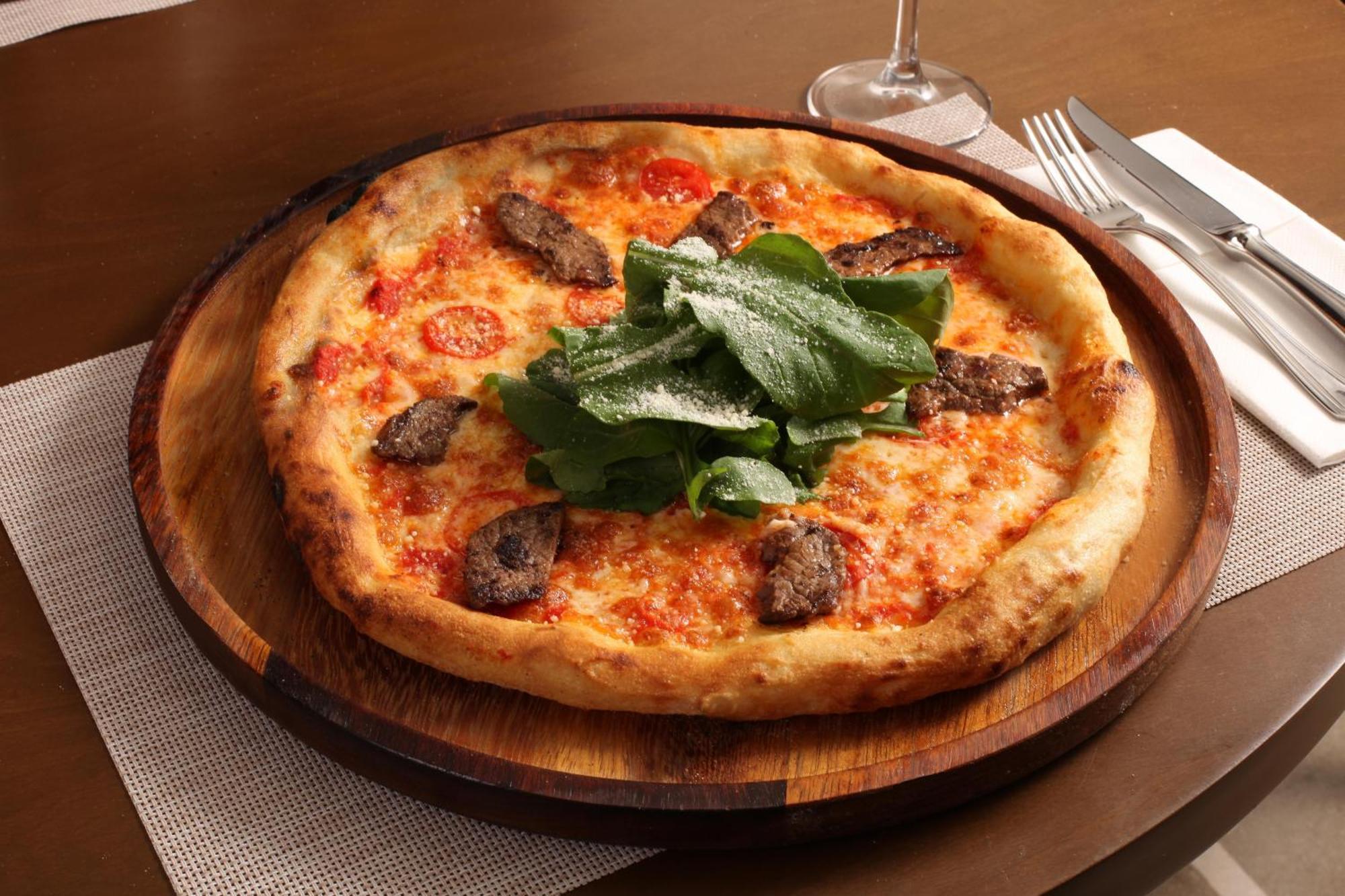本特利摩顿酒店 - 特级 伊斯坦布尔 外观 照片 A pizza with sausage and arugula