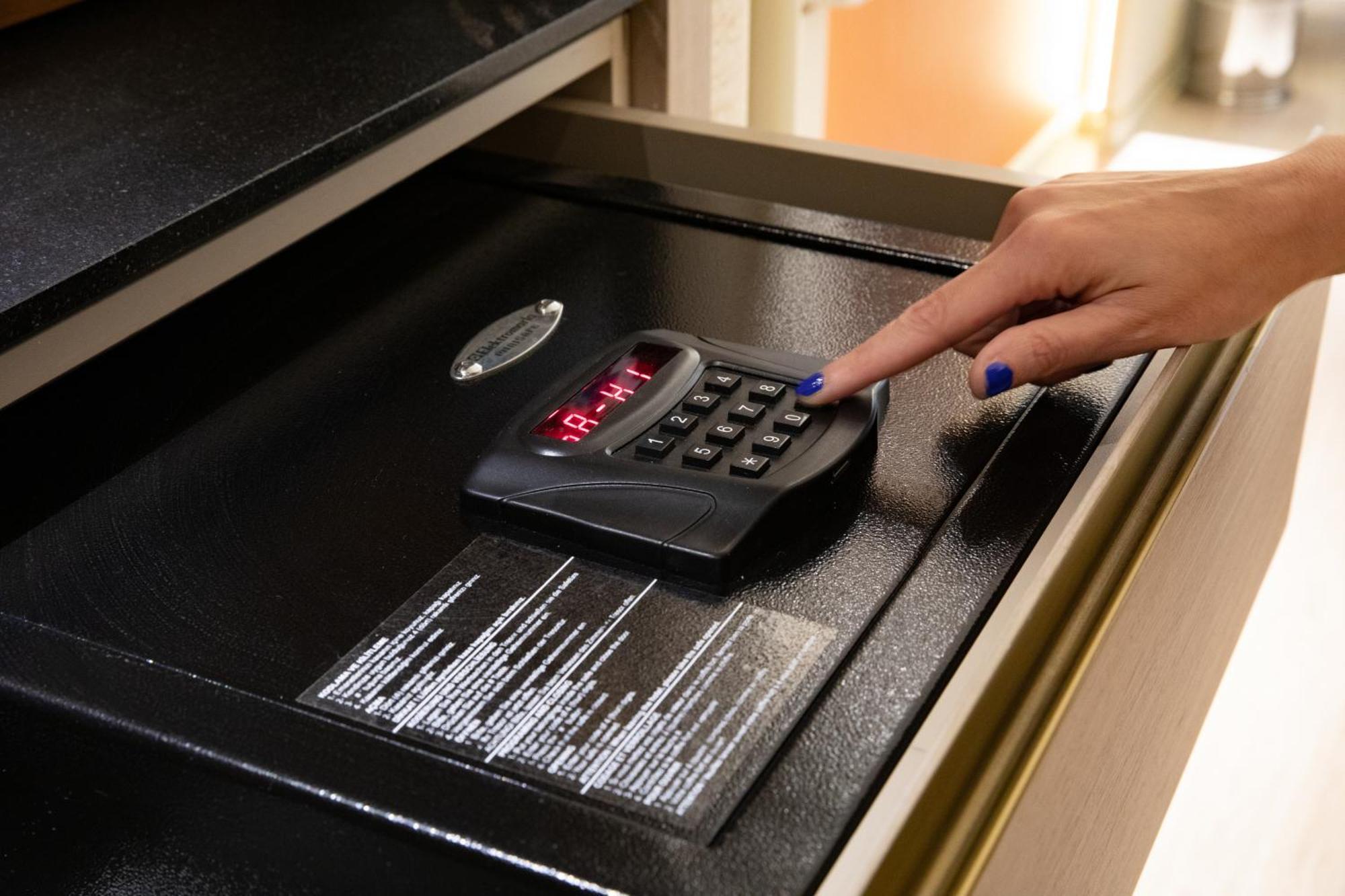 本特利摩顿酒店 - 特级 伊斯坦布尔 外观 照片 A safe with a keypad